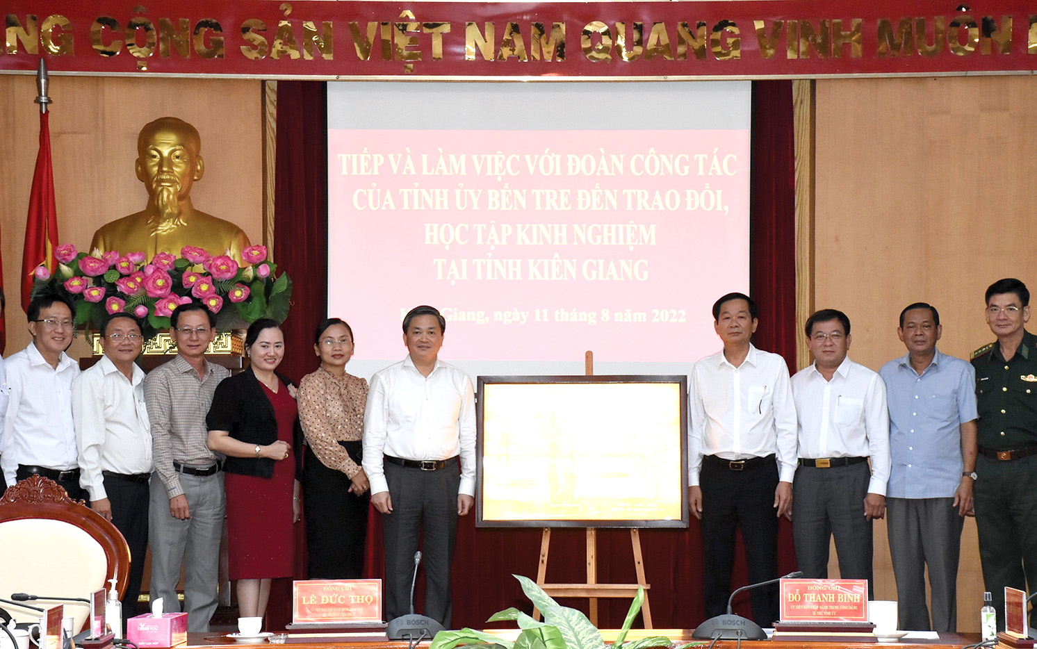 Đoàn công tác tỉnh Bến Tre chụp ảnh lưu niệm với lãnh đạo tỉnh Kiên Giang.